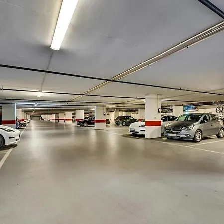 Demims Centre & Parking Lägenhet